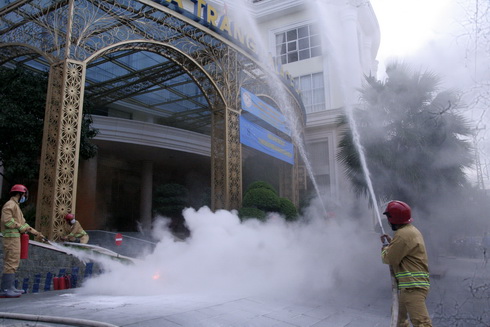 150 người diễn tập chữa cháy, cứu người tại khách sạn 4 sao