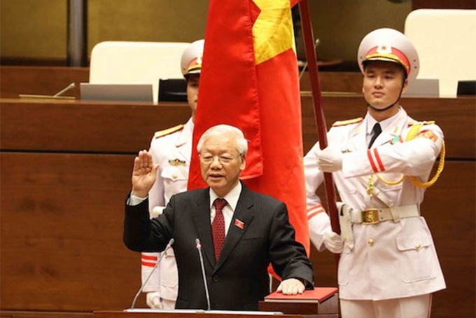 Tổng Bí thư Nguyễn Phú Trọng, Chủ tịch nước Cộng hòa xã hội chủ nghĩa Việt Nam nhiệm kỳ 2016-2021 thực hiện nghi thức tuyên thệ nhậm chức trước Quốc hội, đồng bào và cử tri cả nước. (Ảnh: Thống Nhất/TTXVN)