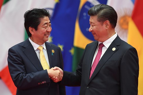hủ tướng Nhật Bản Shinzo Abe (trái) và Chủ tịch Trung Quốc Tập Cận Bình. Ảnh: Asia news