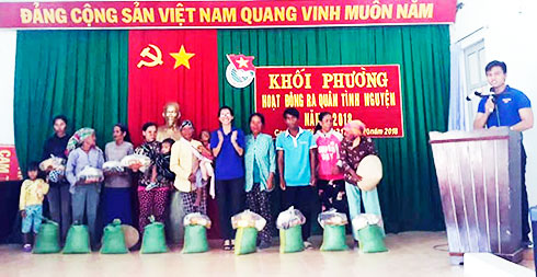 Trao quà cho các gia đình có hoàn cảnh khó khăn ở xã Cam Thịnh Tây