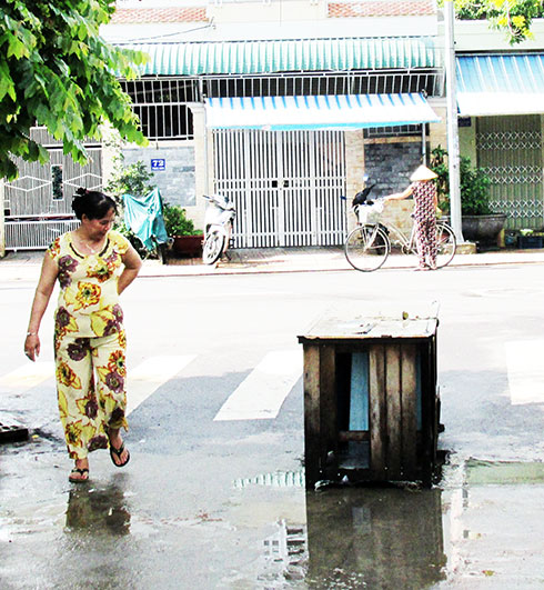 Hố nguy hiểm giữa đường