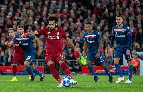 Bàn thứ 50 của Salah cho Liverpool được ghi trên chấm phạt đền. Ảnh: Reuters.
