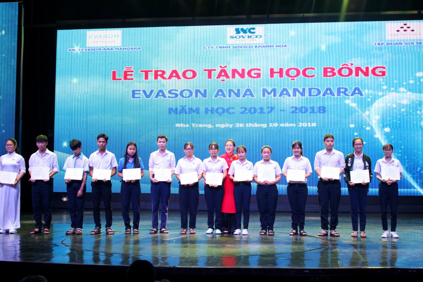 Lãnh đạo công ty TNHH SOVICO Khánh Hòa trao học bổng cho các em học sinh