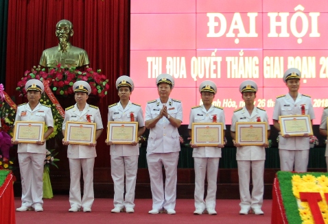 Chuẩn Đô đốc Đặng Minh Hải trao Bằng khen cho các tập thể và cá nhân.