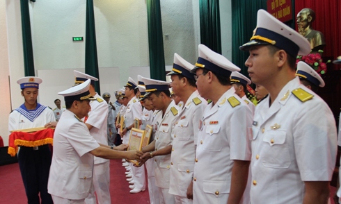 Chuẩn Đô đốc Nguyễn Đức Vượng - Chính ủy Vùng 4 Hải quân trao giấy khen cho các tập thể và cá nhân.