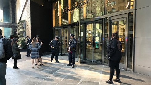 Vụ bưu kiện chứa chất nổ phủ bóng đen lên nước Mỹ trước thềm bầu cử