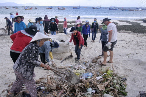 Đông đảo công nhân cùng người dân địa phương tham gia làm sạch bãi biển Ninh Hải.