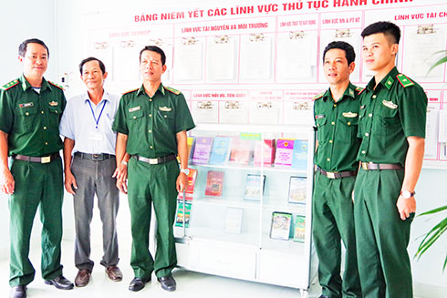 Tặng tủ sách pháp luật cho phường Vĩnh Thọ