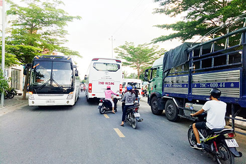 Tình trạng xe khách đừng, đỗ tại Khu A Khu đô thị mới Phước Long  gây cản trở giao thông.