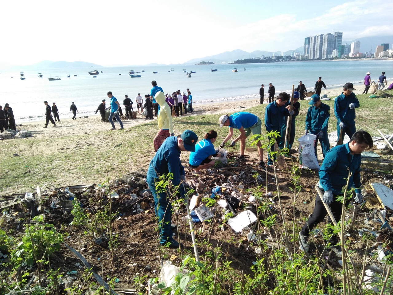 Hơn 110 người tham gia thu gom rác bảo vệ môi trường