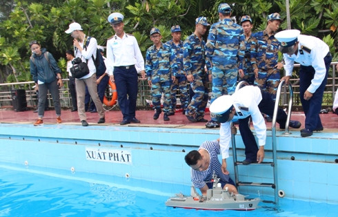 Hạ thủy mô hình bắt đầu cuộc thi.