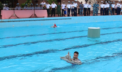 Có lúc mô hình gặp sự cố, kỹ thuật viên phải bơi ra để xử lý.