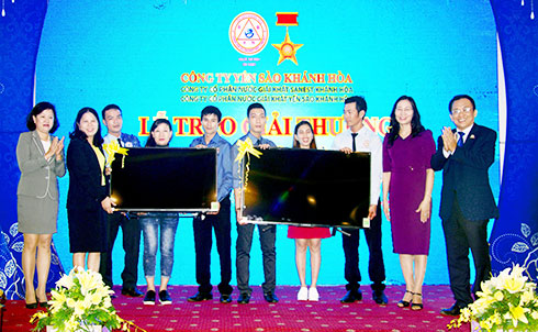 Lãnh đạo công ty trao giải cho các khách hàng trúng thưởng ở  Quảng Ngãi và Bình Định.