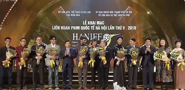 Bộ trưởng Nguyễn Ngọc Thiện và Chủ tịch TP Hà Nội tặng hoa cho các Ban giám khảo