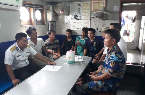 Lai dắt tàu cá Bình Định bị nạn về cảng Ba Ngòi