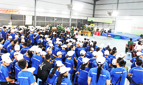 Đông đảo học sinh và người dân đến nghe tuyên truyền tại Nhà thi đấu đa năng xã Cam Thành Nam.
