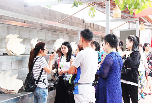 Lao động người nước ngoài hướng dẫn tour cho khách du lịch tại Nha Trang.  