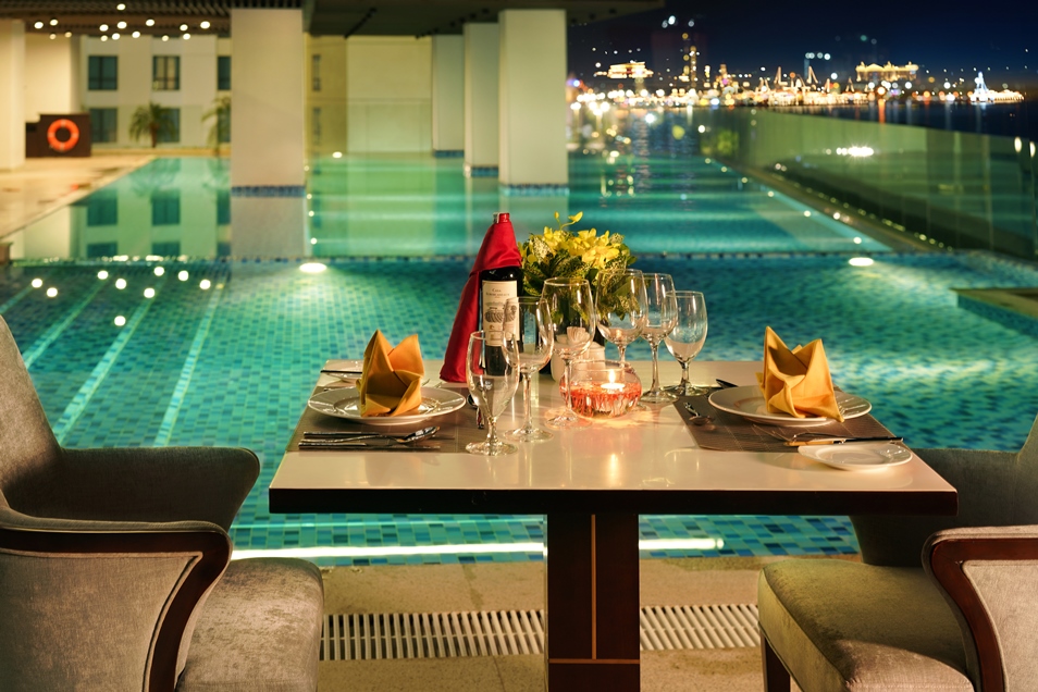 Bữa tối lãng mạn cạnh bể bơi nhìn ra khung cảnh Nha Trang về đêm lung linh huyền ảo