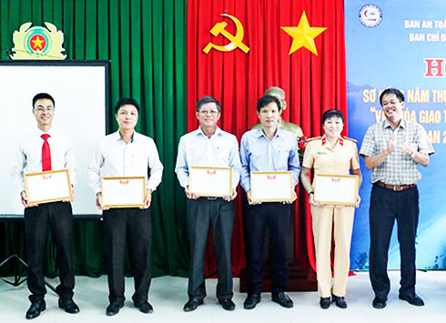 Sơ kết 3 năm thực hiện cuộc vận động "Văn hóa giao thông với bình yên sông nước": Khen thưởng 15 tập thể, cá nhân