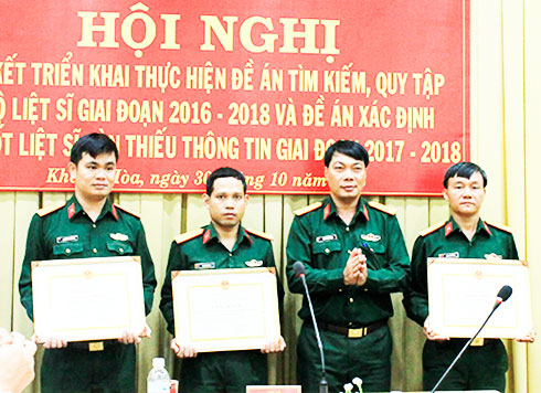 Đại diện Ban Chỉ đạo 515 tỉnh trao bằng khen của UBND tỉnh cho  những tập thể, cá nhân có nhiều thành tích.