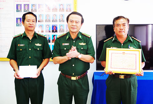 Đại tá Hồ Thanh Tùng tặng giấy khen đột xuất và thưởng nóng  cho Đồn Biên phòng Cầu Bóng.
