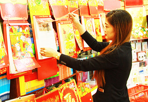 Khách hàng xem lịch Lục Vân Tiên tại cửa hàng sách Fahasa Nha Trang ở siêu thị Big C. 