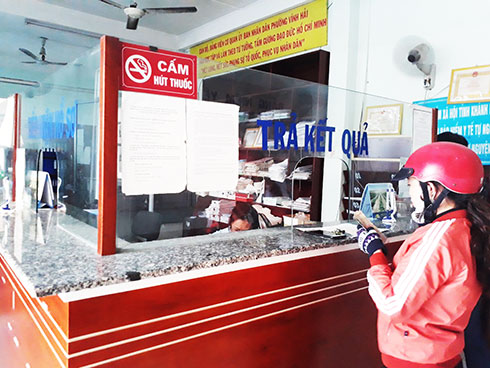 Bảng cấm hút thuốc lá được treo tại bộ phận một cửa UBND phường Vĩnh Hải. 