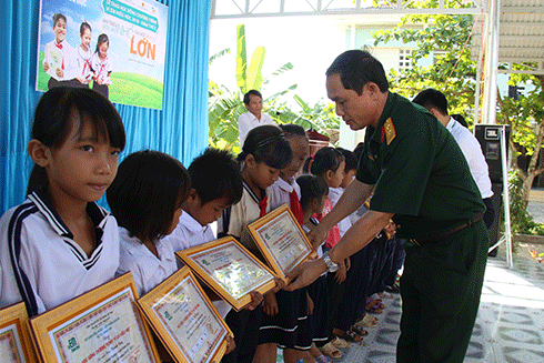 Ông Trần Đình Tiến - Giám đốc Viettel Khánh Hòa trao học bổng cho học sinh huyện Khánh Vĩnh