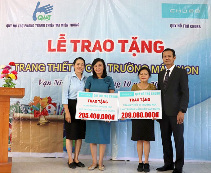 Đại diện Chubb Life Việt Nam trao tặng gói tài trợ thiết bị trường học cho Trường Mẫu giáo Vạn Khánh và Vạn Hưng (Khánh Hòa) 