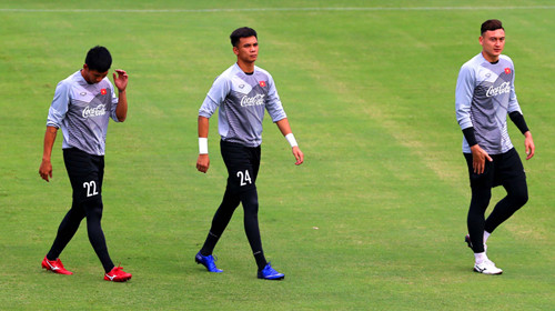 Thủ môn Văn Cường (giữa) thuộc số cầu thủ bị gạt khỏi danh sách dự AFF Cup.