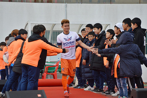Nguyễn Hữu Khôi cùng Siheung City vô địch giải hạng 5 Hàn Quốc.