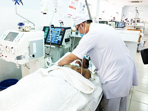 zzBác sĩ của Bệnh viện Đa khoa tỉnh điều trị cho bệnh nhân.