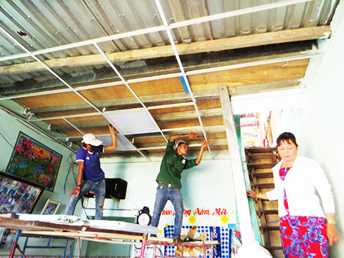 Trước mùa mưa, người dân Xóm Núi lo sửa chữa nhà cửa.