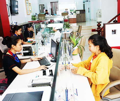 Khách hàng giao dịch tại Ngân hàng Bản Việt Chi nhánh Nha Trang.