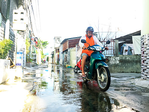 Nước chảy quanh năm ở đường hẻm
