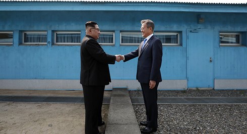 Tổng thống Hàn Quốc Moon Jae-in và nhà lãnh đạo Triều Tiên Kim Jong-un bắt tay nhau tại biên giới liên Triều hôm 27/4. (Ảnh: AFP).