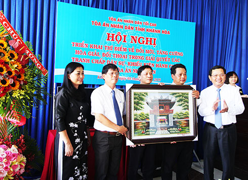 Đồng chí Nguyễn Tấn Tuân và đại diện Tòa án nhân dân Tối cao tặng quà lưu niệm cho  Trung tâm hòa giải, đối thoại tại Tòa án nhân dân tỉnh.