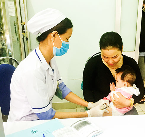 Tiêm chủng cho trẻ ở một trạm y tế, thị xã Ninh Hòa. 
