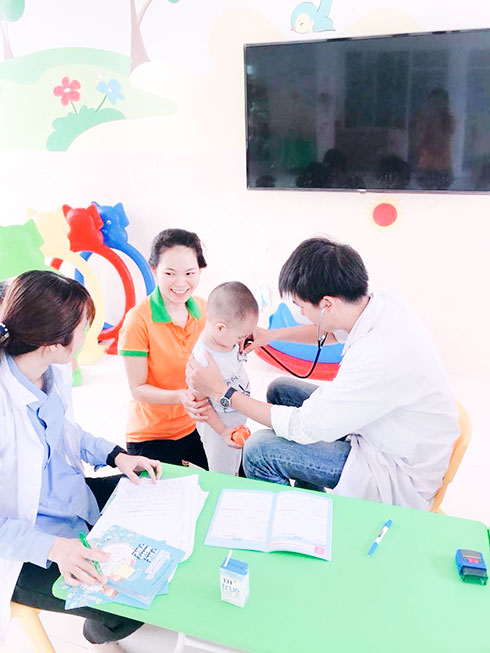 Kiểm tra sức khỏe cho các cháu ở  trường mẫu giáo TP. Nha Trang.