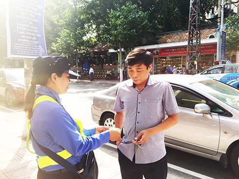Ngày đầu thu phí đỗ xe ô tô