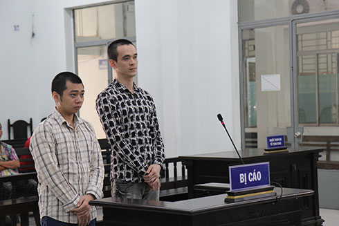 Thuê người bán ma túy trái phép