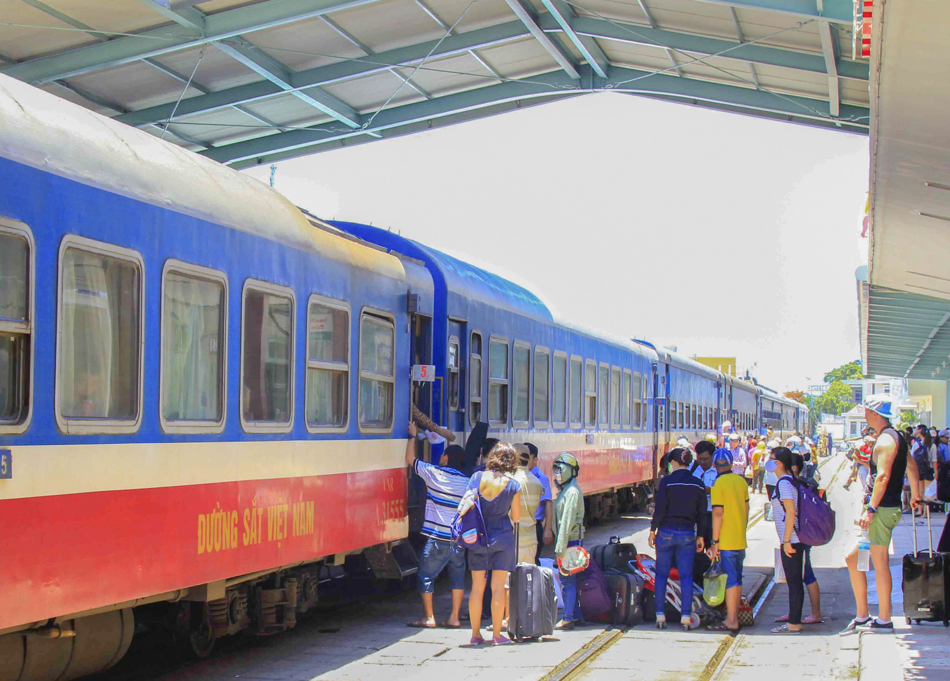 Khách đi tàu tại ga Nha Trang