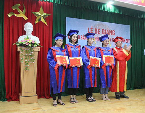 Các học sinh tốt nghiệp loại giỏi được khen thưởng.