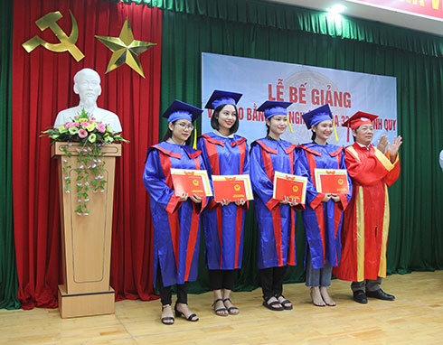 Trao bằng tốt nghiệp cho 38 học sinh
