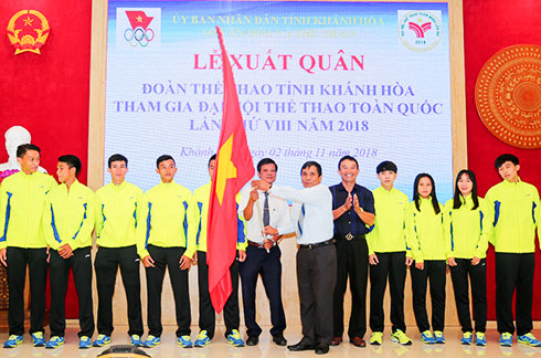 Đồng chí Phan Thông trao cờ, động viên tinh thần các vận động viên.