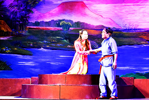 Hai nghệ sĩ trẻ Quang Trung và Thanh Phương trong vở diễn Thiên Địa. 