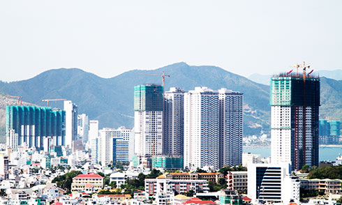 Các công trình cao tầng ở TP. Nha Trang dày đặc, gây áp lực lớn lên hạ tầng kỹ thuật.