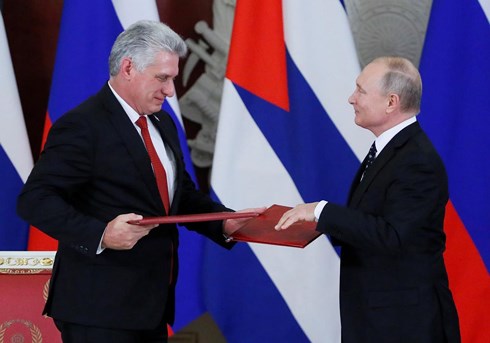 Chủ tịch Hội đồng Nhà nước và Hội đồng Bộ trưởng Cuba Miguel Diaz-Canel Bermudez (trái) và Tổng thống nga Vladimir Putin trao đổi văn kiện tại Kremlin ngày 2/11/2018. (Ảnh: Reuters)