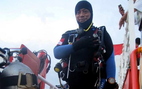 Thợ lặn Syachrul Anto (trong ảnh) có thể đã chết vì bị giảm áp (quá trình giảm áp quá nhanh khi trở lên mặt nước có thể gây tới tai biến). Ảnh: Facebook nhân vật.