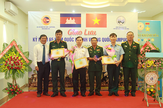 Khen thưởng các tập thể có nhiều thành tích góp phần vào sự phát triển mối quan hệ Việt Nam - Campuchia.
